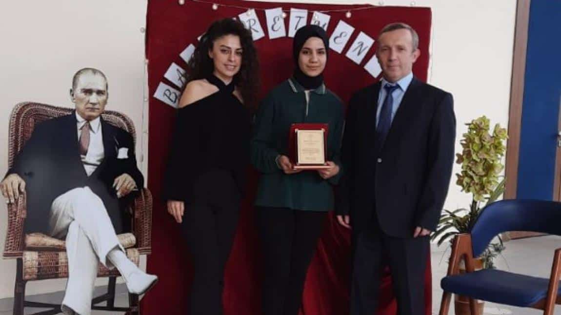 İlçemizde düzenlenen Öğretmen Olmak konulu kompozisyon yarışmasında öğrencimiz Rabia ARAS birinci oldu!
